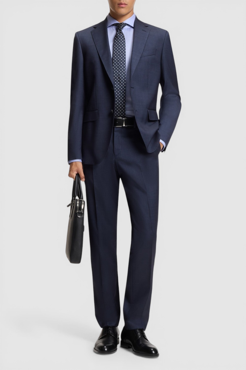 תמונת כל הלוק של חולצה מכופתרת בגזרת סלים